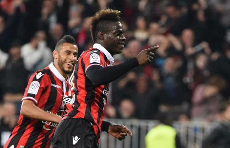 <p>Galatasaray cephesi 2 yılda uğraştığı birçok büyük transferi bitiremediği için Balotelli adını fazla paylaşmıyor ancak Fransızlar, sarı-kırmızılıların istediği İtalyan yıldızın İstanbul'a koştuğunu yazıyor.</p>
