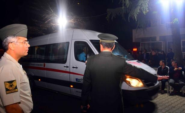 <p>Van'da askeri aracın geçişi sırasında gerçekleştirilen terör saldırında şehit olan Çaldıran İlçe Jandarma Komutanı Binbaşı Kıvanç Cesur'un Muğla'daki ailesine şehadet haberi iletildi. </p>
