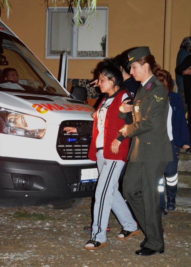 <p>Van'ın Çaldıran ilçesinde terör örgütü PKK üyelerinin yola döşediği patlayıcının zırhlı askeri aracın geçişi sırasında infilak ettirilmesi sonucu şehit olan Jandarma Uzman Çavuş Emre Türkmen'in (27), Nevşehir'in Hacıbektaş ilçesindeki babaevinde yas var. Şehidin eşi Hacer Tükmen'e (26) (ortada) acı haber Kırşehir'in Mucur ilçesine bağlı Kurugöl köyündeki baba evinde askeri yetkililer tarafından verildi.</p>
