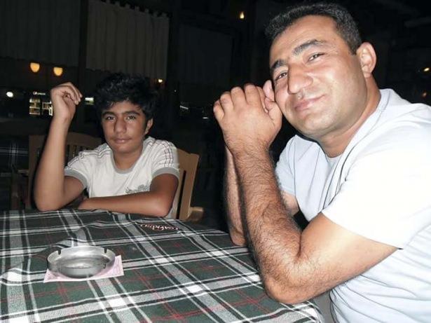 <p>Van'da askeri aracın geçişi sırasında önceden tuzaklanmış patlayıcının infilak ettirilmesi sonucu şehit olan Jandarma Uzman Çavuş Murat Sarıgül'ün, Bitlis'in Ahlat ilçesindeki ailesine şehadet haberi verildi</p>