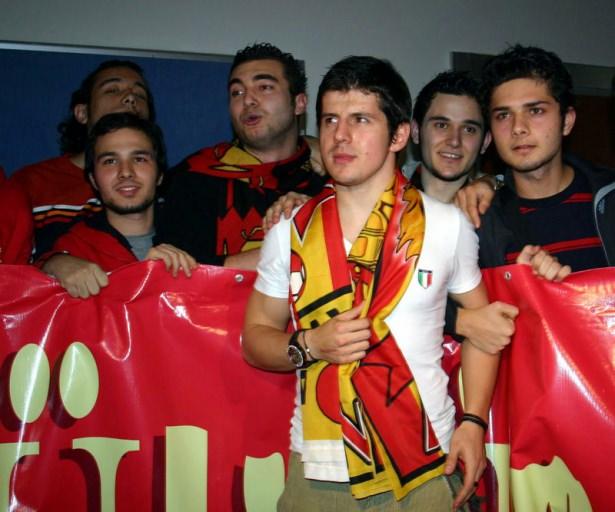 <p>Newcastle United forması giyen Emre Belözoğlu'nu karşılayan Galatasaraylı taraftarlar</p>
