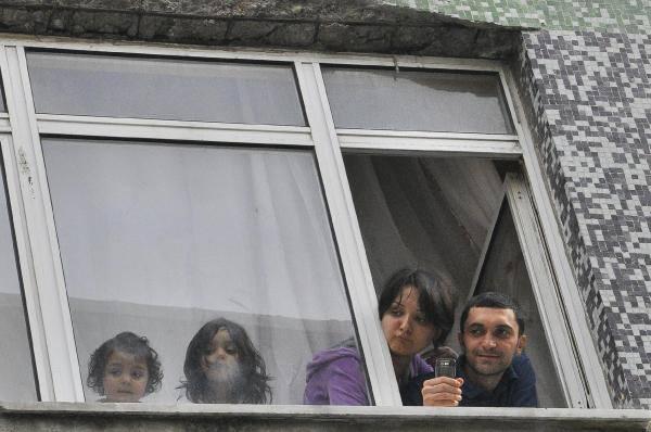 Cezaevlerindeki açlık grevine dikkat çekmek amacıyla İstanbul Aksaray'da gösteri yapmak isteyen gruba polis müdahale etti.