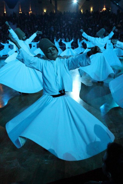 Özhan'ın konser öncesi verdiği selama Başbakan Erdoğan ayağa kalkarak karşılık verdi. Konserin ardından Araştırmacı-Yazar Ömer Tuğrul İnançer'in mesnevi sohbetiyle devam eden tören sema gösterisiyle sona erdi. 