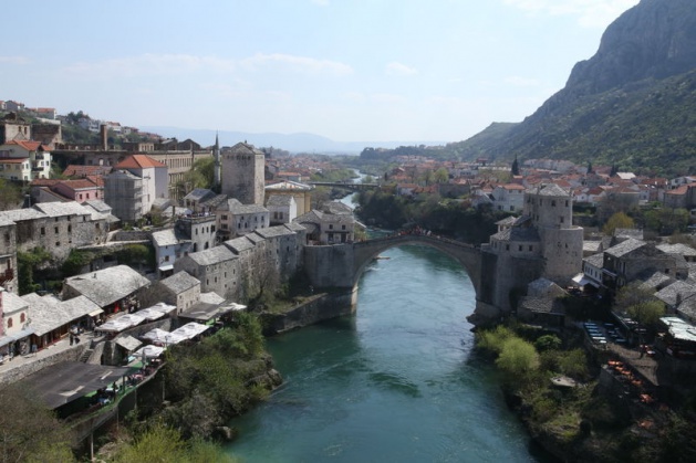 <p>AA muhabirinin yaptığı derlemeye göre, Balkan ülkeleri arasında Osmanlı dönemine ait en fazla tarihi yapının bulunduğu Bosna Hersek, yeşil dokusuyla da bazı Anadolu şehirlerini andırıyor.</p>