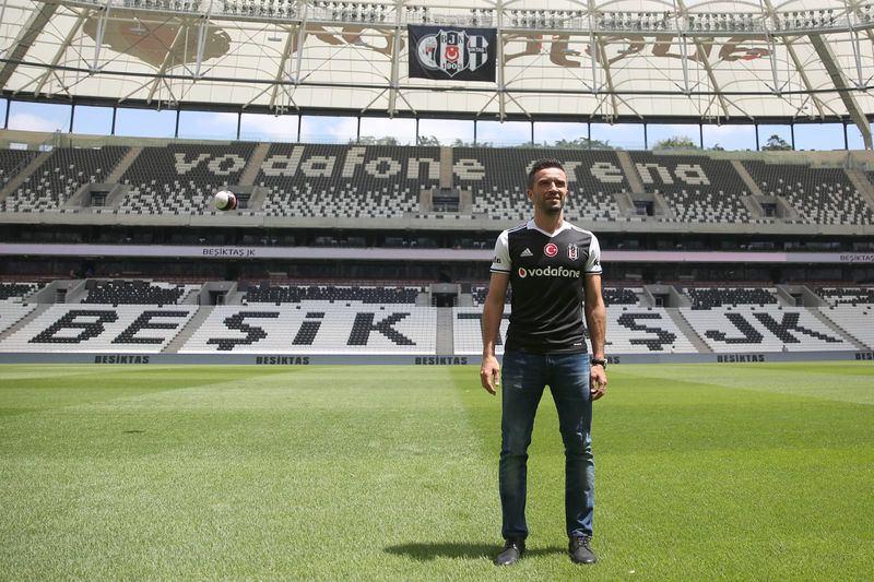 <p>Gökhan Gönül daha sonra sözlerini düzelterek, "Yönetim kurulunu saydım, bunun da için de Aziz Yıldırım da var. Bunu dahil ediyorum, düzeltelim bunu" dedi.</p>
<p> </p>