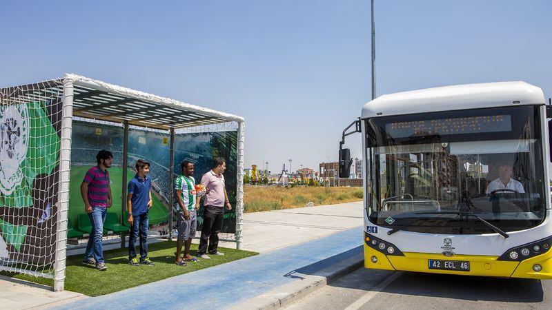 <p>Durakta yapılan ışıklandırmalarla stadın akşam maçlarında yansıttığı ortam oluşturuldu. </p>
<p> </p>