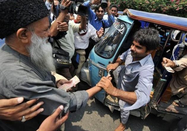 Parasızlıktan &ouml;len annesini ve yaşadığı &ccedil;aresizliği hi&ccedil; unutmayan Edhi, kimse bu sıkıntıları yaşamasın diyerek kapı kapı gezip topladığı paralarla yoksullara hastaneler kurdu.