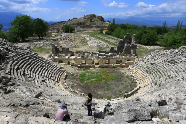 <p>Muğla'da UNESCO'nun dünya mirası listesine girecek kadar çok ören yeri bulunduğuna değinen Diler, bölgedeki düzenlenmemiş ören yerlerinin de ayağa kaldırılıp turizme açılmasıyla ziyaretçi sayısının daha da artacağını dile getirdi.</p>