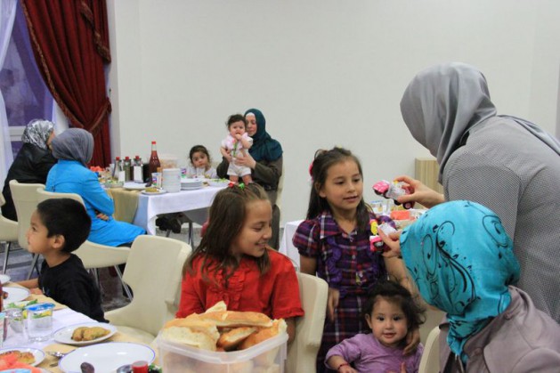 Görmez'den Suriyelilerle anlamlı iftar