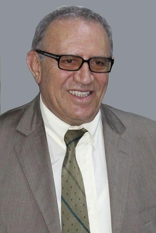<p>Kocaeli Milletvekili Ali Haydar Konca - Eski Kaymakam</p>
<p><span style="color:#FFD700"><strong>ALİ HAYDAR KONCA KİMDİR?</strong></span><br />
<br />
Halkların Demokratik Partisi Kocaeli Milletvekili Ankara Üniversitesi Hukuk Fakültesi 1970-1971 mezunu olan Konca, 1972 yılında kaymakamlık sınavını kazanarak Elazığ Maiyet Memurluğuna başladı. "İl mahalli idareler planlaması üzerine düşünceler" tezinin kabul edilmesi ve Türkiye-Ortadoğu Amme İdaresi Enstitüsü kursundan ve yeterlilik sınavından sonra bazı ilçelerde kaymakamlık yaptı. 1980 sonrasında görevden alınan Konca, 2 ay aradan sonra Trabzon Sürmene'de tekrar kaymakamlık görevine döndü. Bir süre sonra Kocaeli Valiliği Hukuk İşleri Müdürlüğüne atanan ardından da bu görevinden istifa eden Konca, serbest avukatlık yapmaya başladı. Bu süreçte Kocaeli İnsan Hakları Derneği yönetim kurulu üyeliği ve bir dönem de başkanlığını yapan Konca, 1989 seçimlerinde SHP'den belediye meclis üyesi seçildi. Daha sonra bu görevinden de istifa eden Konca, halen Kocaeli Yüksek Öğrenim Derneği, Çağdaş Hukukçular Derneği ve Kocaeli Vartolular Derneği üyesi ve Kocaeli Tabip Odası Onur üyesidir.</p>