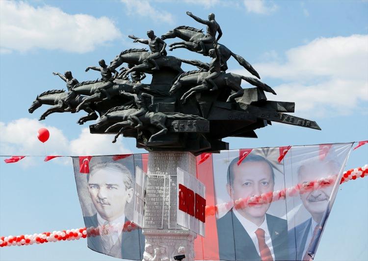 <p>Gündoğdu Meydanı'nda düzenlenen "İzmir Buluşması"na vatandaşlar ilgi gösterdi.</p>
