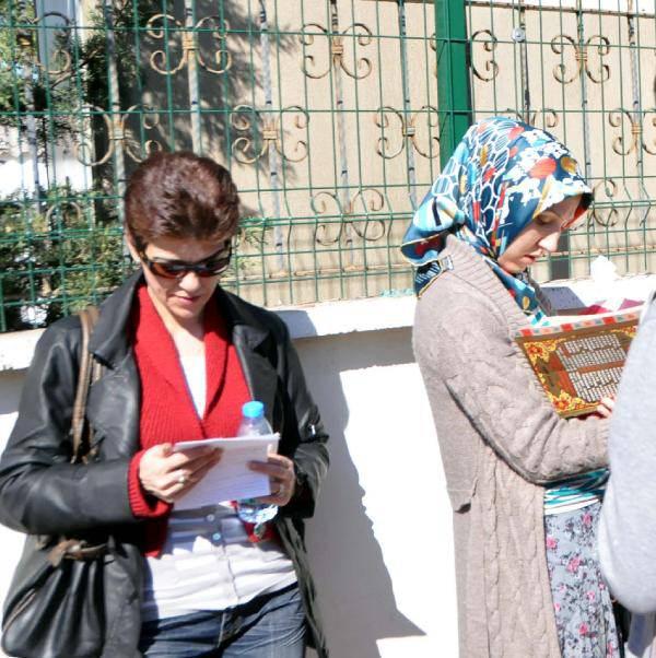 Üniversiteye girişte ilk aşama olan Yükseköğretime Geçiş Sınavı (YGS) başladı. Tek oturumda uygulanacak ve saat 10.00'da başlayan sınavda 1 milyon 851 bin 326 aday ter dökecek.