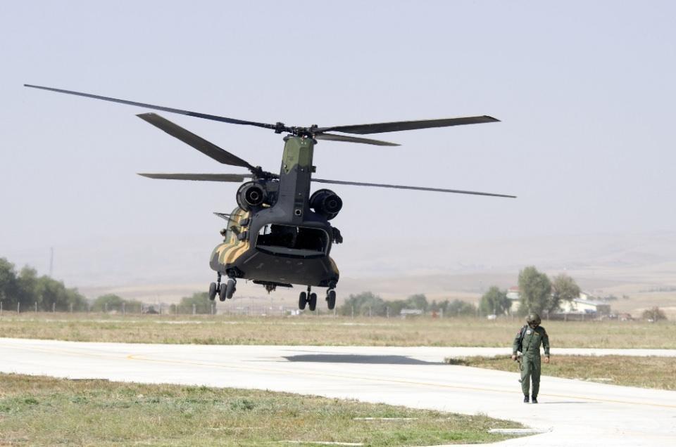 <p>Uçuş öncesi brifing yapan ekip, helikopterde uçuş öncesi kontrollerini gerçekleştirdi. Kontrollerin ardından motor çalıştıran CH-47F helikopterleri rule taksi, iki teker taksinin yanı sıra havır, yüksek havır ile gösteri uçuşu gerçekleştirdi.</p>