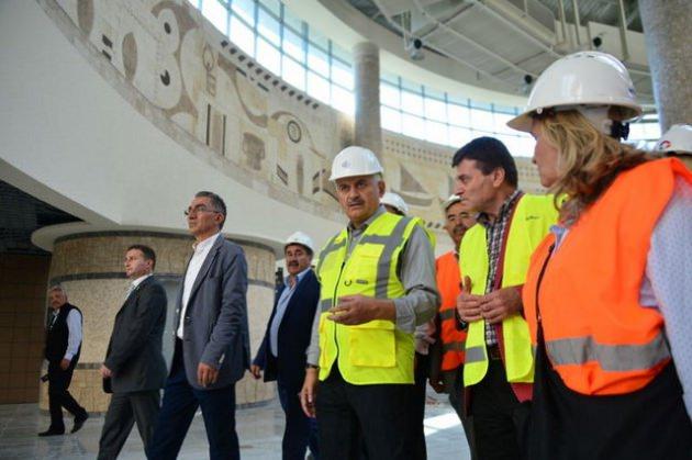 <p>Raylarda ulaşımın henüz başlamamasına rağmen güvenlik için alınan tedbirler ise dikkat çekti.</p>