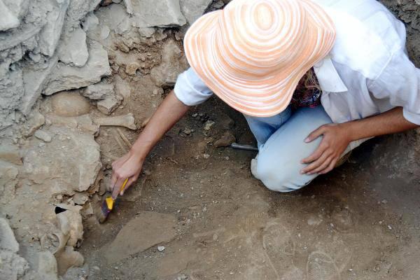 Roma ve Bizans uygarlıklarına ev sahipliği yapan Pisidia Antiocheia antik kentinde devam eden kazılarda, öldürülüp rastgele gömülmüş 6 cesedin bulunduğu ikinci bir kuyu ortaya çıkarıldı.