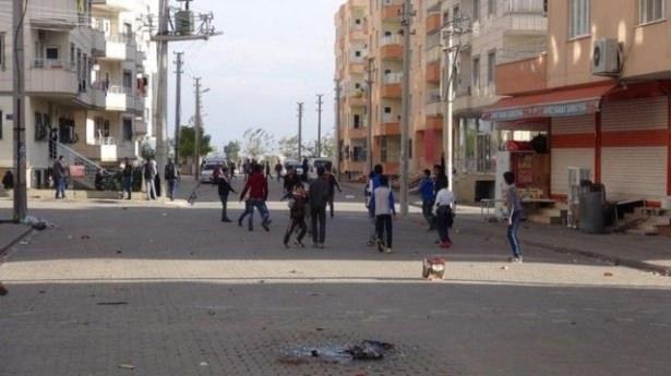 <p>Nusaybin'de, PKK'lı teröristlerin kazdığı hendeklerin kapatılması ve barikatların kaldırılması için 13 Kasım'da ilan edilen sokağa çıkma yasağı sürüyor.</p>
<p> </p>
