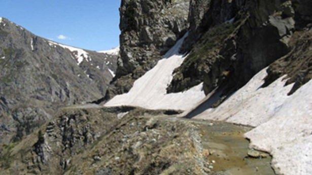 <p>Sitede, yolun en tehlikeli bölümünün Derebaşı tesislerinin bulunduğu yer olduğu, bu bölümün de genelde kar ve tipi nedeniyle kapalı olduğu ifade edildi.</p>