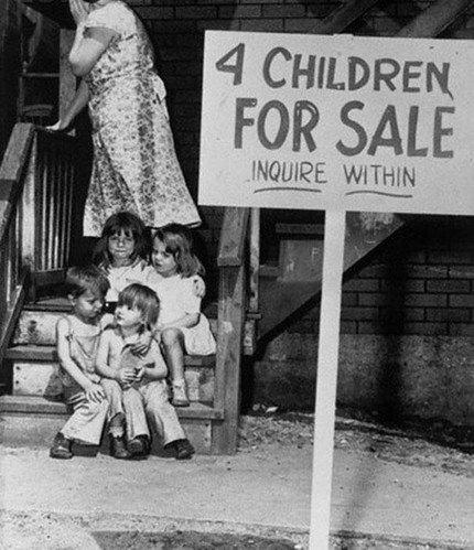 <p>Yüzünü saklayan Şikagolu bir kadın ve satılığa çıkardığı çocukları, 1948</p>

<p> </p>
