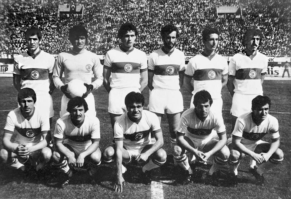 <p><strong>Milli Takım (1979)</strong></p>

<p>1980 Avrupa Şampiyonası elemelerinde İzmir Atatürk Stadı’nda Malta’yı 2-1 mağlup eden A Milli Takım. 18 Mart 1979 tarihinde oynanan maçta Türkiye’nin gollerini Sedat Özden ve Fatih Terim kaydetti. Milli Takım’ın teknik direktörlüğünü Sabri Kiraz yapıyordu.</p>

<p>Soldan sağa</p>

<p>Ayaktakiler: Necati Özçağlayan (Trabzonspor), Şenol Güneş (Trabzonspor),Sedat Özden (Bursaspor), Erhan Önal (Standard Liege), Cem Pamiroğlu (Fenerbahçe),Tuna Güneysu (Fenerbahçe)</p>

<p>Oturanlar: Bahtiyar Yorulmaz (Bursaspor), Turgay Semercioğlu (Trabzonspor), Necdet Ergün (Trabzonspor), Mustafa Denizli (Altay), Fatih Terim (Galatasaray).</p>

