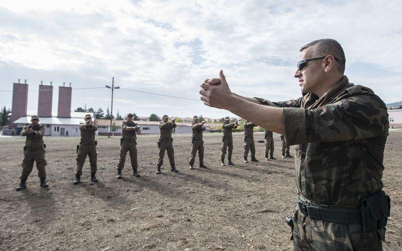 <p>Yaklaşık 3,5 ay sürecek eğitim sonunda mezun olacak Özel Harekat Polisleri, Güneydoğu'daki yeni görev yerlerine gönderilecek.</p>

<p> </p>
