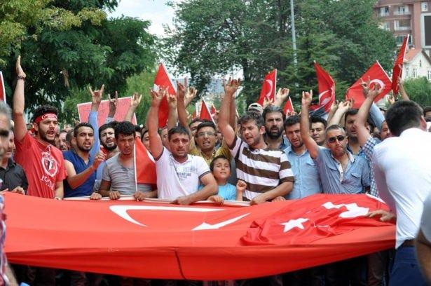 <p>Polisin izin vermemesi üzerine yaşanan gerginlikte, gruptakiler binayı taş yağmuruna tuttu. </p>
