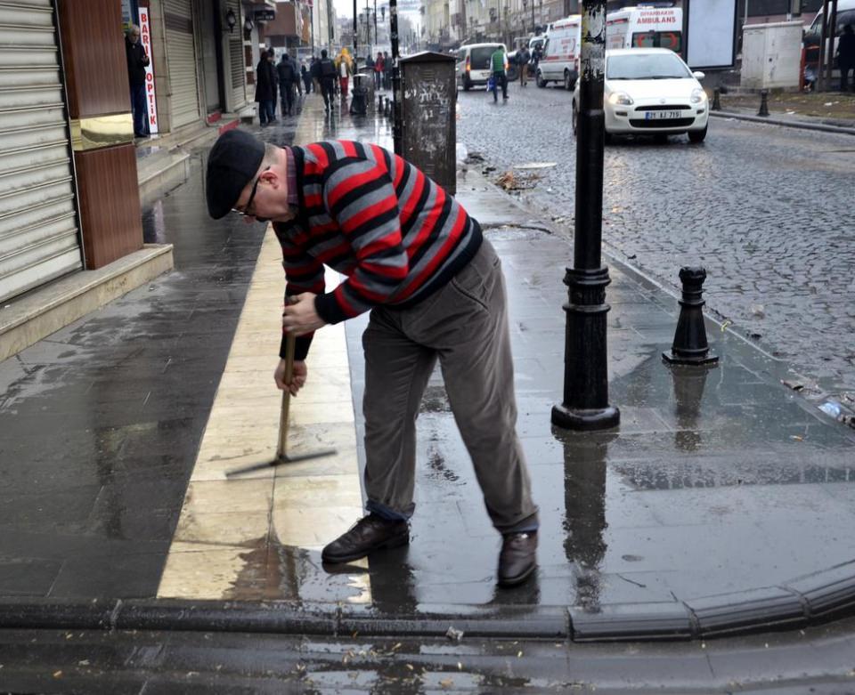 <p>Diyarbakır'ın Sur ilçesindeki Gazi Caddesinde sokağa çıkma yasağının kaldırılmasının ardından, esnaf günler sonra kepenklerini açtı.</p>