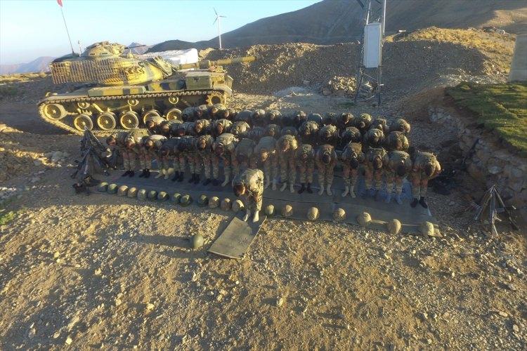 <p>Hakkari'nin Şemdinli ilçesi kırsalında 2 bin 900 metre rakımlı tepede kurulan üs bölgesinde vatani görevini yapan Mehmetçik, bayram sevincini silah arkadaşları, komutanları ve telefonla görüştükleri aileleriyle paylaştı.</p>
<p><em><strong><a href="http://video.haber7.com/video-galeri/99692-mehmetcik-2900-metrede-bayram-namazi-kildi" target="_blank"><span style="color:#FFD700">VİDEOYU İZLEMEK İÇİN TIKLAYIN</span></a></strong></em></p>