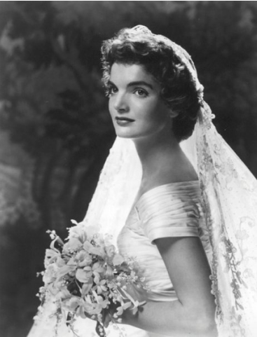 <p><strong>4.Jacqueline Kennedy</strong></p>

<p>ABD Senatörü John F. Kennedy ile 1953 yılında evlenen first lady, gelinliği içinde muhteşem görünüyordu.</p>

<p> </p>
