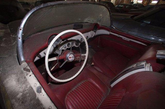 <p>25 yıldır garajda bekletilen otomobillerin, yeni alıcısı tarafından yenilenerek müzayedede satışa sunulması bekleniyor.</p>
<p> </p>