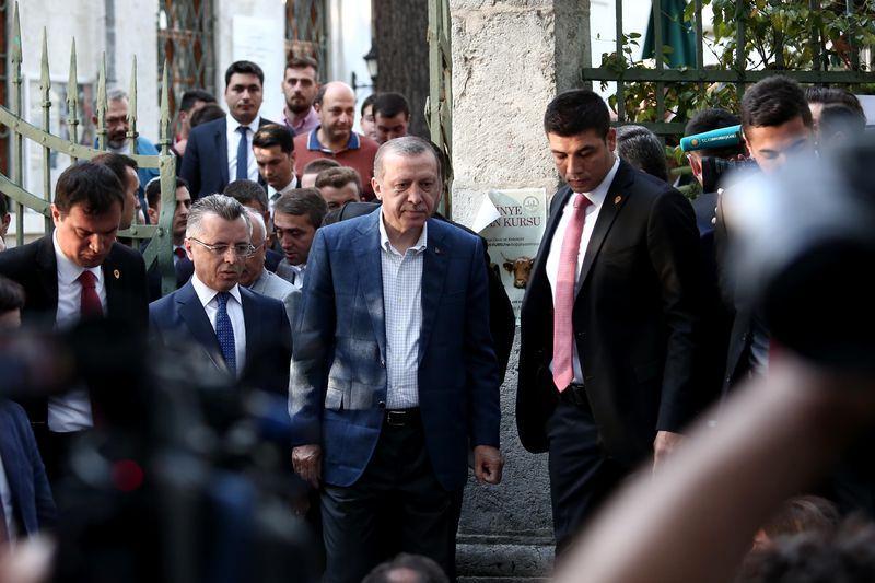 <p>Cumhurbaşkanı Recep Tayyip Erdoğan, Bayram namazı sonrası Tarabya'daki Şehit Kemal Aykut Genç Polis Merkezi'ni ziyaret etti. Erdoğan, ziyaret sonrası polis merkezinin kapısında kendisini bekleyen vatandaşlarla bayramlaştı. </p>

