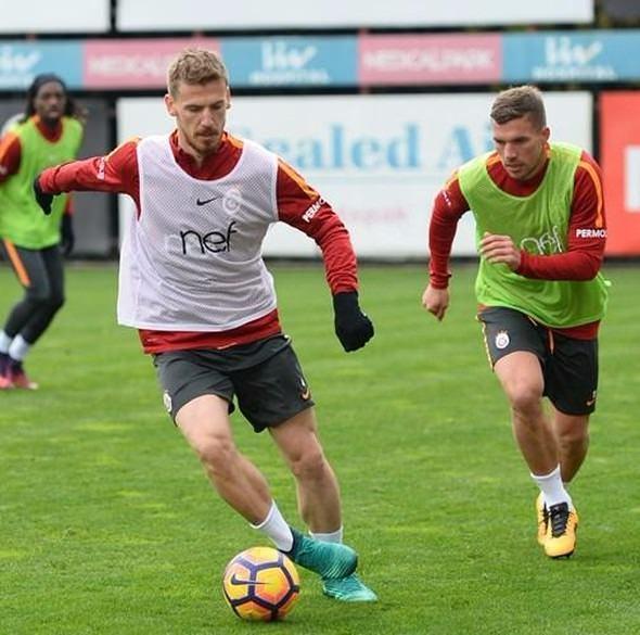 <p><strong>SNEIJDER VE PODOLSKI...</strong><br />
<br />
Sneijder çok eleştiriliyor ancak gözü kapalı oynatacaksın. Bu maçları defalarca oynamış. Sneijder, Podolski gibi oyuncular oynamalı.</p>