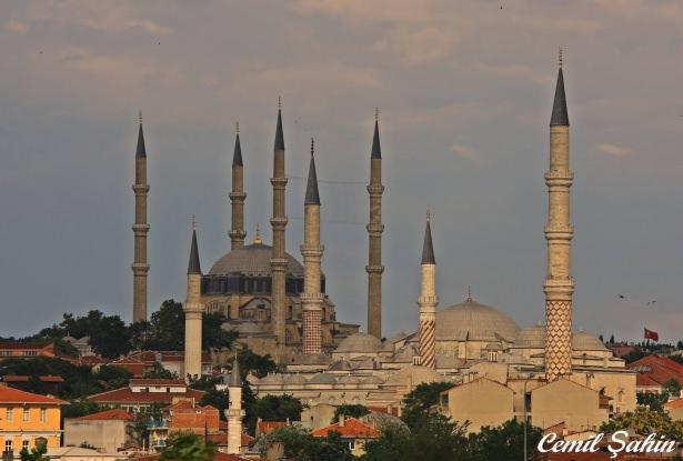 <p><span style="color:#FFD700"><strong>Önde üç şerefeli camii ve Selimiye Camii</strong></span></p>
