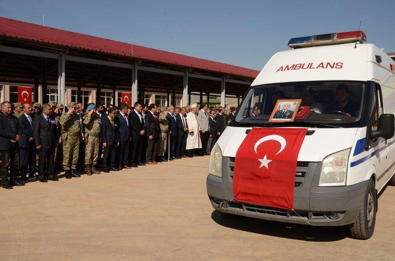 <p>Mardin'in Nusaybin ilçesinde terör örgütü PKK mensuplarına yönelik operasyonda teröristlerin açtığı ateş sonucu Piyade Binbaşı Çelik ve Jandarma Astsubay Üstçavuş Karabakla yaralanmış kaldırdıkları hastanede müdahaleye rağmen kurtarılamayarak şehit düşmüştü.</p>

<p> </p>

