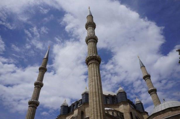 <p>Ramazan ayı hazırlıkları kapsamında Selimiye Camii minarelerine mahya asıldı. Selimiye Camii'nin 16 yıl aradan sonra bu yılki Kutlu Doğum Haftası'nda mahya asılan minarelerinin ramazan ayında yeniden mahyalanması için çalışmalara başlandı.</p>
