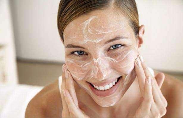<p>Bu yüzden hemen bir bardak dolusu su için ve bol bol meyve tüketin. Buna rağmen siyah noktalar geçmiyorsa bir dermatoloğa danışmalısınız.</p>
