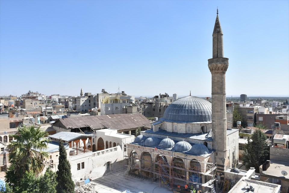 <p>Osmanlı'nın Kilis Sancak Beyi Canbolat Bey tarafından Tekke Mahallesi'nde 1553'te yaptırılan Canbolat Tekye Camisi, kente geçen yıl 24 Nisan'da atılan roket mermilerinden birinin isabet etmesi sonucu zarar gördü.</p>
