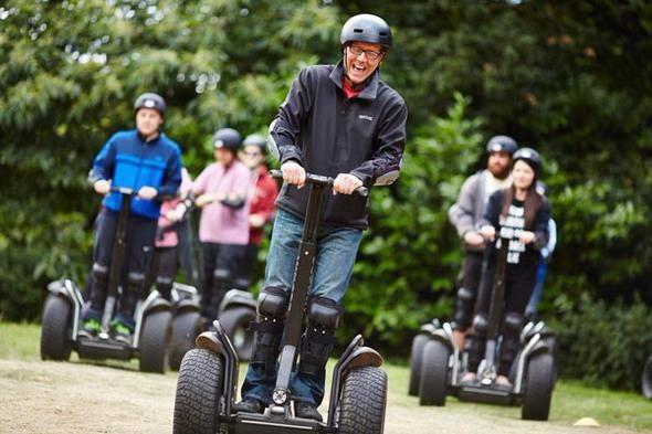 <p>Segway <br />
<br />
Teknolojisi bir hayli havalı olsa da Segway'in satışları Kamen'ın beklentilerinin çok altında kaldı. Alışveriş merkezlerindeki polisler ve tembel turistler hala Segway'i kullanıyor ancak bu araç en büyük süksesini Arrested Development dizisindeki Gob Bluth'ın araç tercihi olmasıyla yaptı.</p>
