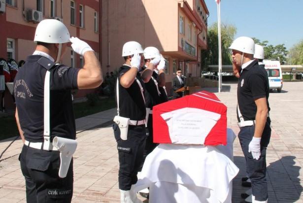 <p>Bütün insanlığın teröre ve destek verenlere lanet okuması gerektiğine işaret eden Şen, "Siz hainler, dağlarda sürünecek ve gebereceksiniz. İnsanlık dışı alçakça yapılan saldırıyı düzenleyenler hiçbir zaman hedeflerine ulaşamayacaklardır" dedi.</p>