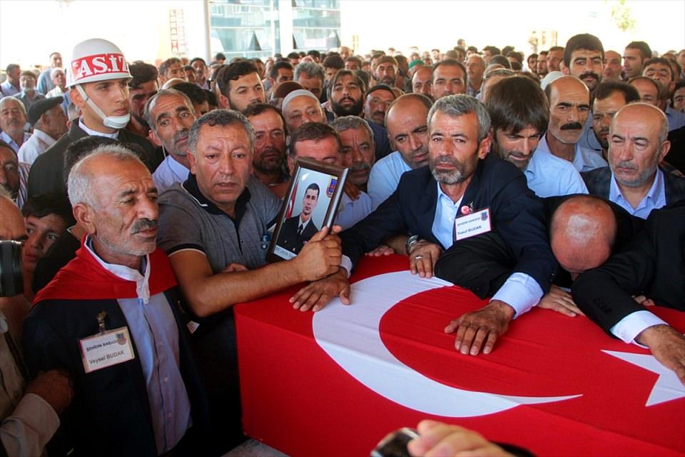 <p>Van'ın Çaldıran ilçesinin Tendürek Dağı bölgesinde şehit düşen Jandarma Uzman Onbaşı Süleyman Budak'ın cenazesi, memleketi Elazığ'da son yoluculuğuna uğurlandı. Şehidin naaşı İzzetpaşa Camisi'nde kılınan cenaze namazının ardından Salkaya köyüne bağlı Yılangeçiren mezrasında toprağa verildi. Şehit babası Veysel Budak (solda) ve kardeşleri tören boyunca büyük üzüntü yaşadı.</p>
