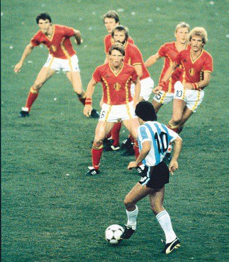 <p>1982 Dünya Kupası'nda Belçikalı 6 futbolcunun Maradona'yı durdurmaya çalıştıkları efsane pozisyonun hiçte göründüğü gibi olmadığı ortaya çıktı.</p>