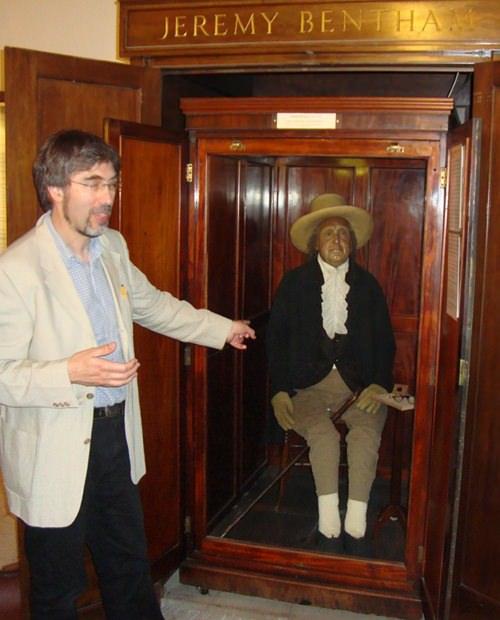 <p>Bentham'ın mumyası üniversitenin kuruluş yıl dönümleri ve önemli kararların alınacağı yönetim kurulu toplantılarına da getirilerek "present but not voting" (burada ama oy kullanmıyor) diye sunuluyor.</p>

<p> </p>
