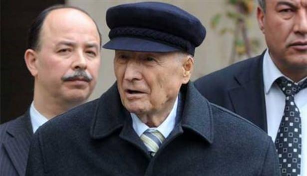 <p>1983 yılındaki seçimlere sadece 3 partinin girilmesine izin verildi. ANAP yüzde 45 ile iktidar oldu.</p>
<p>Evren'in eşi Sekine Evren, 1982 yılında referandumdan önce hayatını kaybetti. Evren böylece eşi olmadan Çankaya Köşkü'nde kalan ilk Cumhurbaşkanı oldu.</p>