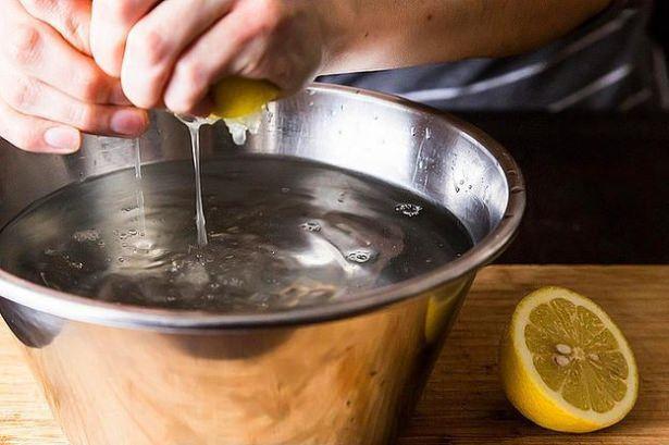 <p>Önce bir kaba su doldurun ve içine yarım limon sıkın. Bu enginarın kararmasını engelleyecek. Ayrıca geri kalan yarım limonu da kullanacaksınız unutmayın.</p>
