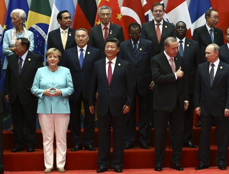 <p>Çin'in Hangzhou kentinde düzenlenen G20 Devlet ve Hükümet Başkanları Zirvesi'nde üye ülkeler ile davetli ülkelerin devlet ve hükümet başkanları ve uluslararası örgütlerin yöneticileri aile fotoğrafı çektirdi. Fotoğrafta ön sırada; Cumhurbaşkanı Recep Tayyip Erdoğan (sağ 2), Çin Halk Cumhuriyeti Devlet Başkanı Xi Jinping (sol 2), Rusya Devlet Başkanı Vladimir Putin (sağda), Almanya Başbakanı Angela Merkel (solda) yer aldı.</p>
