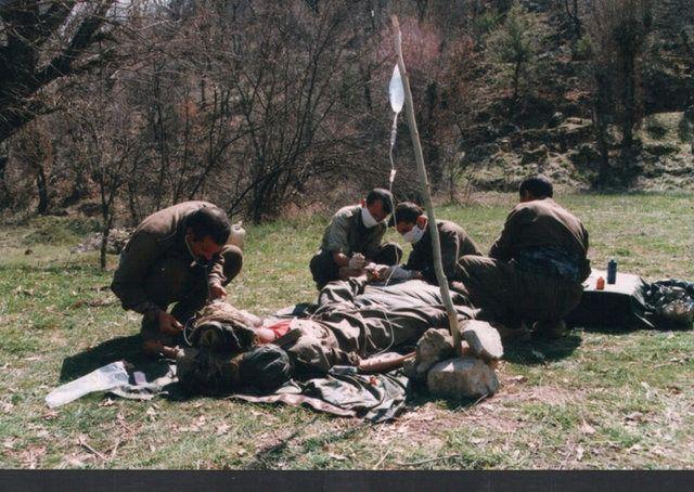 <p>Daha önce ele geçen fotoğraflarda örgüt yöneticileri Murat Karayılan, Sabri Ok ve Duran Kalkan'ın bakımlı ve sağlıklı halleri dikkat çekmişti. Kazan Vadisi'nde ele geçirilen yeni görüntülerde ise PKK'nın üs kurduğu Kandil'de barınak ve sığınak inşası için kazma ve kürek sallayan örgüt üyelerinin iyi beslenemedikleri, zayıf ve cılız halleri göze çarpıyor.</p>
<p> </p>