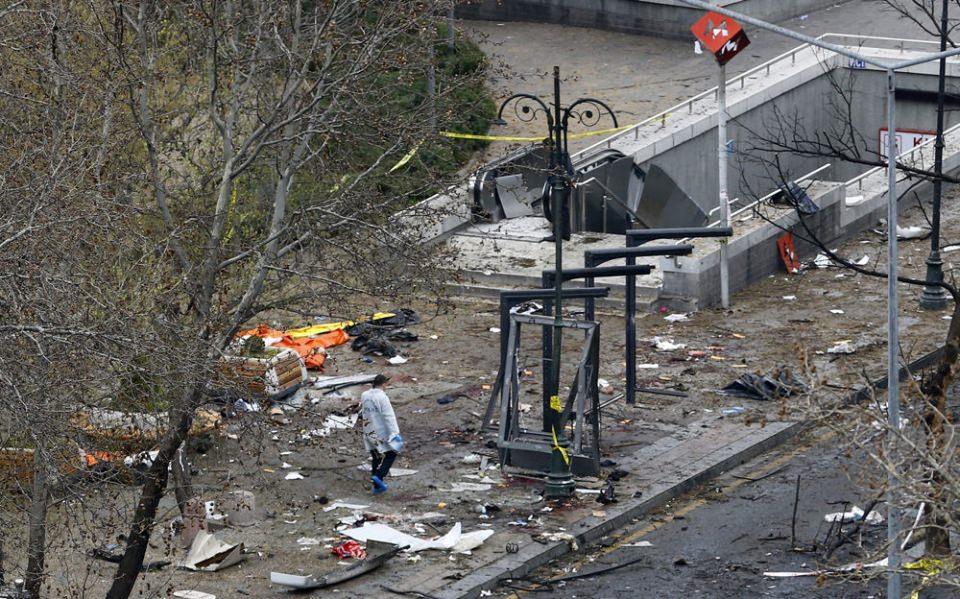 <p>Alternatif yollar arayan vatandaşlar, Kızılay’ın birçok yerinde görev yapan polis memurlarından yardım istedi.</p>
<p> </p>