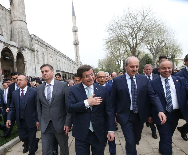 <p>Başbakan ahmet Davutoğlu, Bosna Hersek Başbakanı Denis Zvizdiç ile birlikte cuma namazını Sultanahmet Camii'nde kıldı</p>
