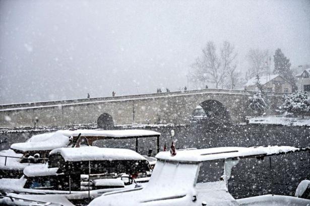 <p>Meteoroloji uzmanları kar yağışının bug&uuml;n etkisini artırarak s&uuml;rd&uuml;receğini s&ouml;yledi.</p>

<p>&nbsp;</p>
