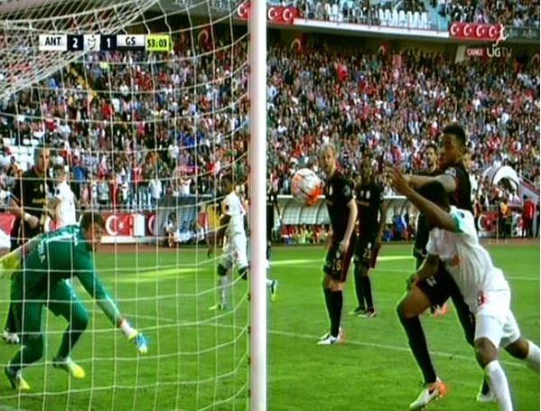 <p>Sağ kanattan gelen ortaya kafayı vuran Eto'o, takımını 2-1 öne geçiren golü attı fakat Muslera ve G.Saraylı futbolcular yoğun itirazlarda bulundu.</p>
