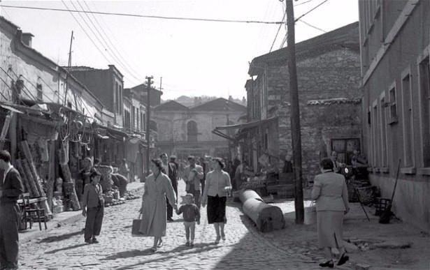 <p>Bugün askeri gazinonun olduğu yerde bir dönem Mahmudiye Camisi'nin bulunduğunu belirten Göncüoğlu, "1935'te çıkarılan kanunla iki cami arasının 500 metre olması kuralı getirilerek, arada kalan camiler yıkılmıştır. Bugün askeri gazino olan yerde bulunan Mahmudiye Camisi de bu kapsamda yıkılmıştır. İhtiyaç nedeniyle askeri gazino yapılmıştır" iddiasında bulundu.</p>

<p> </p>
